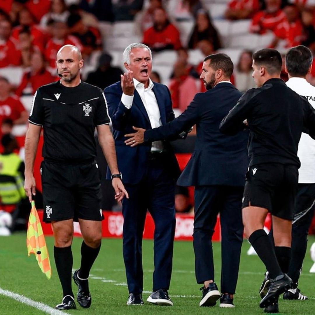 Fenerbahçe nin eski teknik direktörü Jose Mourinho Benfica da ilk iç saha maçında takıldı! Jose hakeme ateş püskürdü... VAR kararına çıldırdı 3