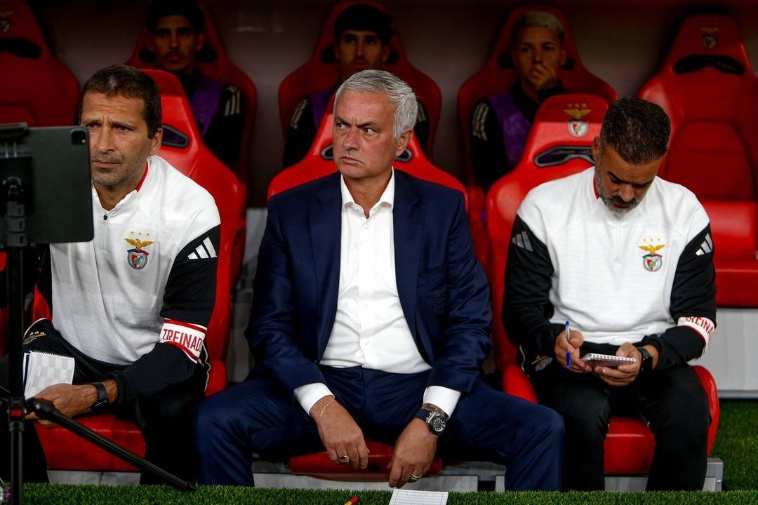 Fenerbahçe nin eski teknik direktörü Jose Mourinho Benfica da ilk iç saha maçında takıldı! Jose hakeme ateş püskürdü... VAR kararına çıldırdı 2