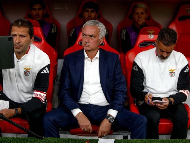 Fenerbahçe'nin eski teknik direktörü Jose Mourinho Benfica'da ilk iç saha maçında takıldı! Jose hakeme ateş püskürdü... VAR kararına çıldırdı