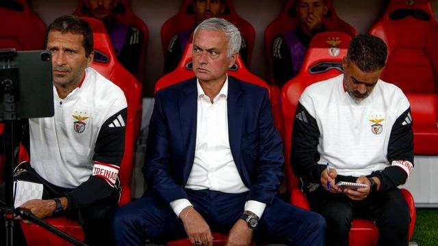 Fenerbahçe'nin eski teknik direktörü Jose Mourinho Benfica'da ilk iç saha maçında takıldı! Jose hakeme ateş püskürdü... VAR kararına çıldırdı