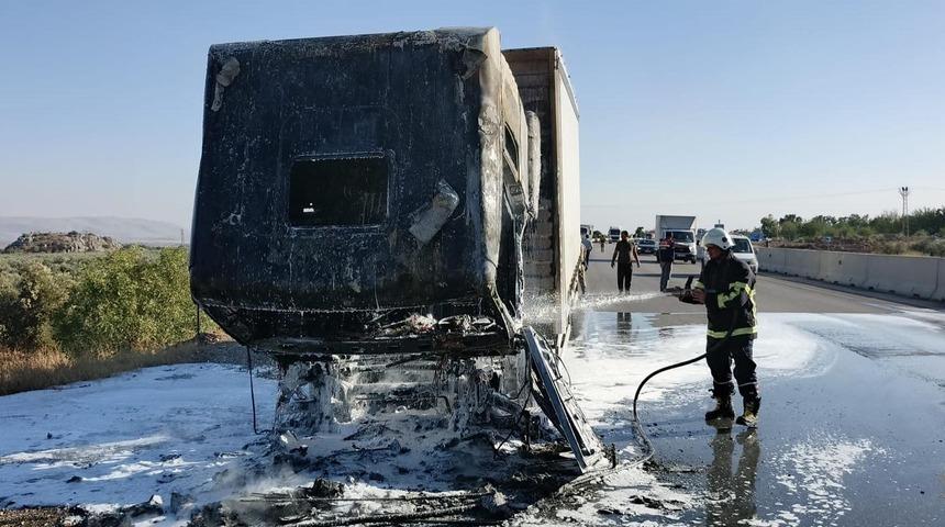 Hatay'da tır yangını: Kullanılamaz hale geldi