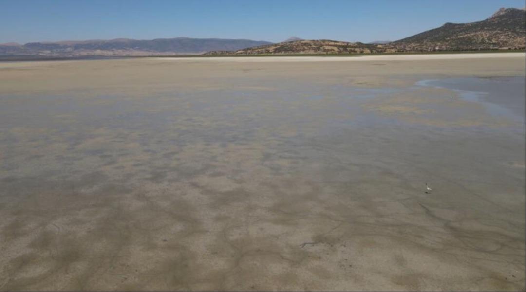 Türkiye nin en büyük 4. gölü kuraklık nedeniyle ikiye bölündü 3