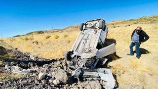 Adilcevaz’da ticari araç takla attı