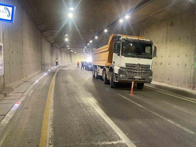 Otomobil ile kamyon çarpıştı: 2 yaralı 2