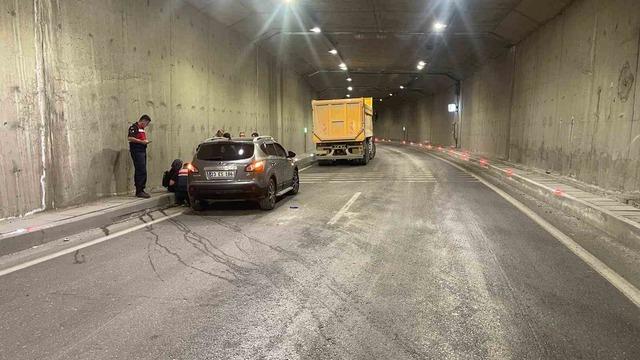 Otomobil ile kamyon çarpıştı: 2 yaralı