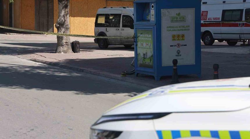 Caddeyi trafiğe kapattıran şüpheli valiz ihbarı asılsız çıktı