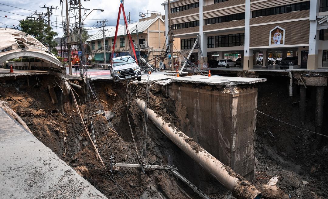 Yol çöktü, araç 50 metrelik çukura düştü 1