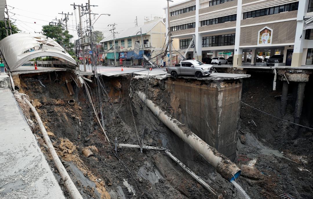 Yol çöktü, araç 50 metrelik çukura düştü 2