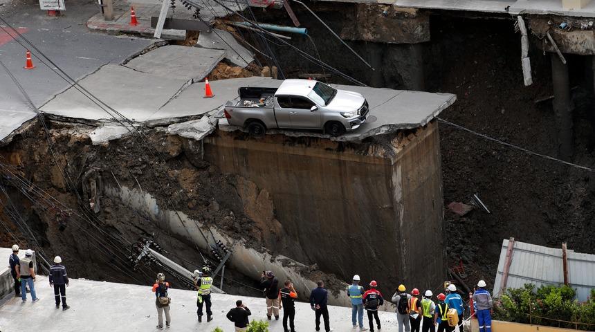 Yol çöktü, araç 50 metrelik çukura düştü