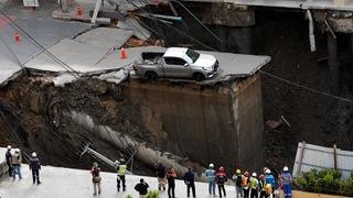 Yol çöktü, araç 50 metrelik çukura düştü