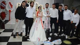 Düğünde arkadaşı çuvalla takı getirdi! Damat altın zannetti ama bakın ne çıktı