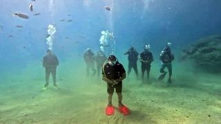 Denizin metrelerce dibinde namaz kıldılar