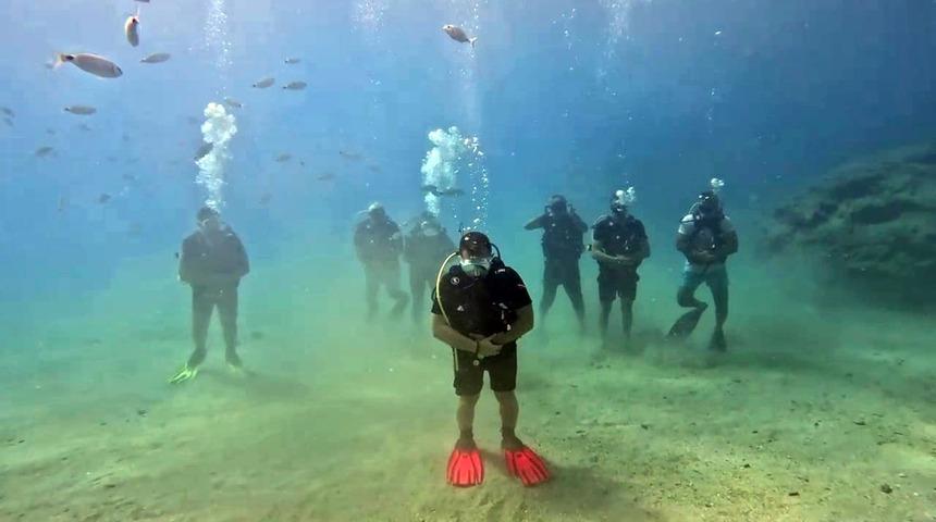 Denizin metrelerce dibinde namaz kıldılar