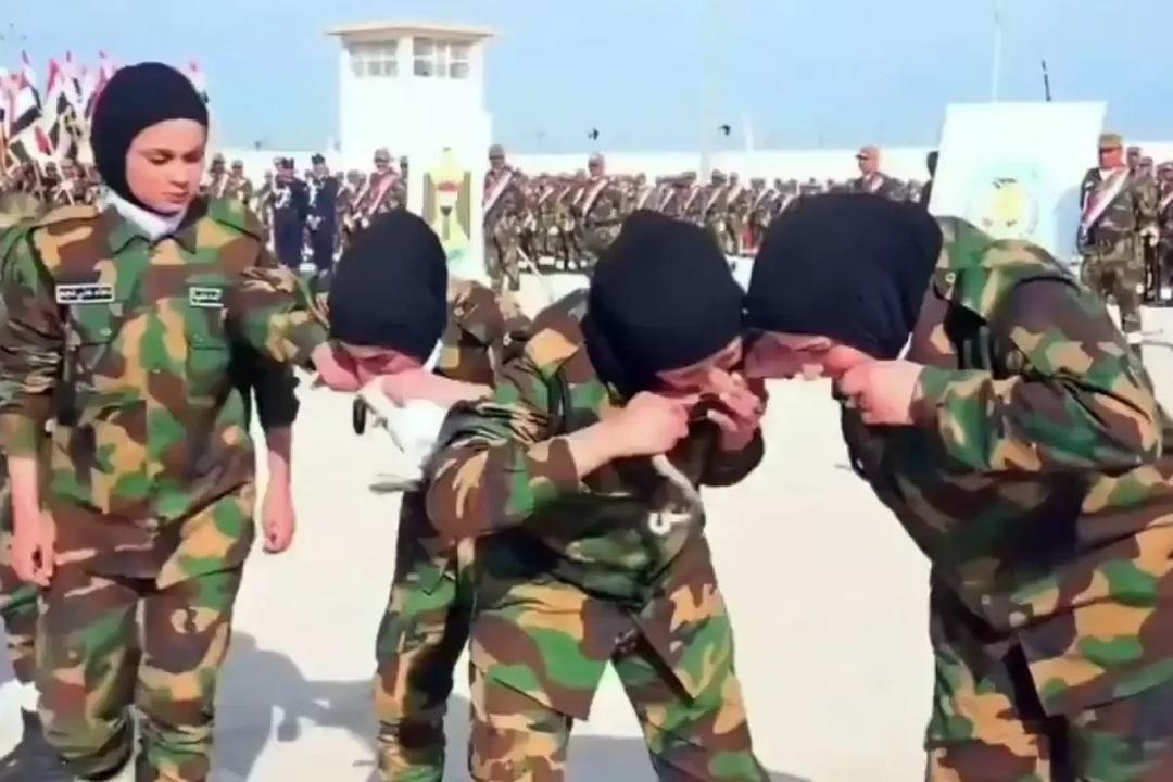 Irak ordusunda kadın askerler canlı canlı hayvan yedi! O anlar mide bulandırdı, aileleri gururla izledi 1