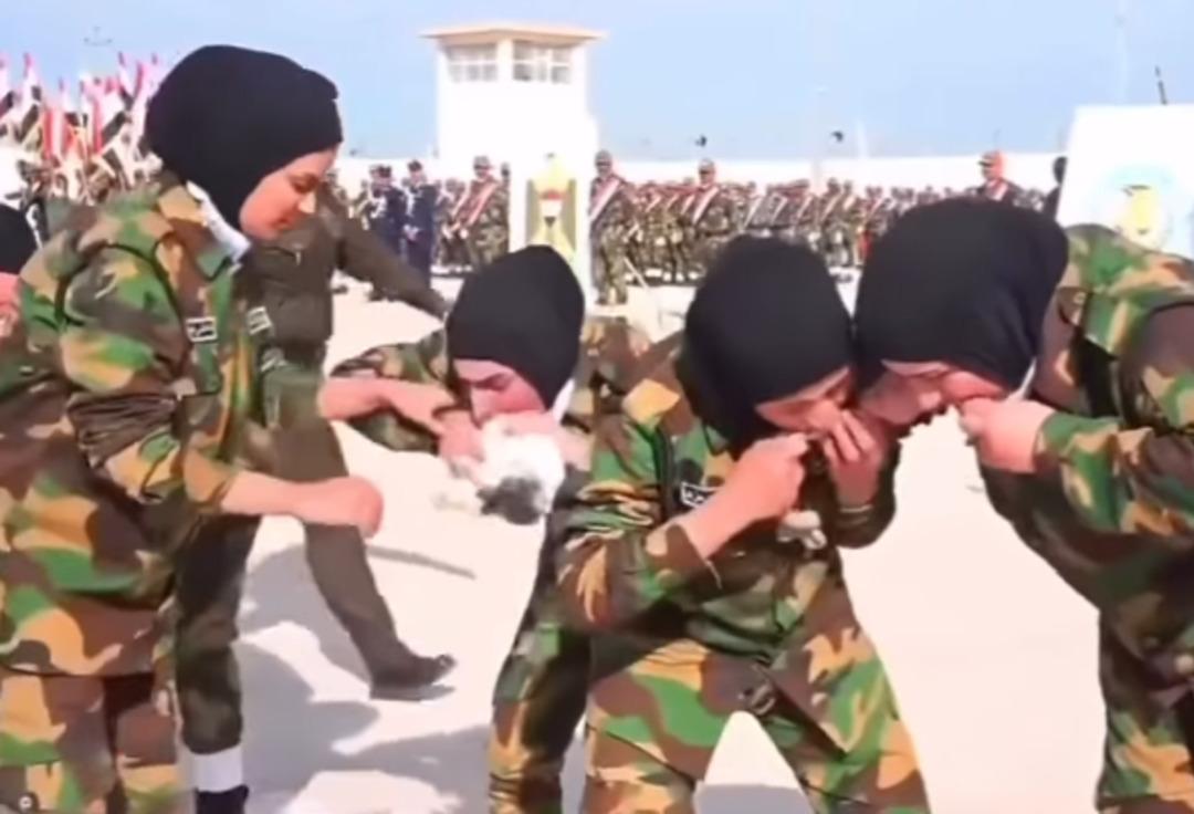 Irak ordusunda kadın askerler canlı canlı hayvan yedi! O anlar mide bulandırdı, aileleri gururla izledi 2