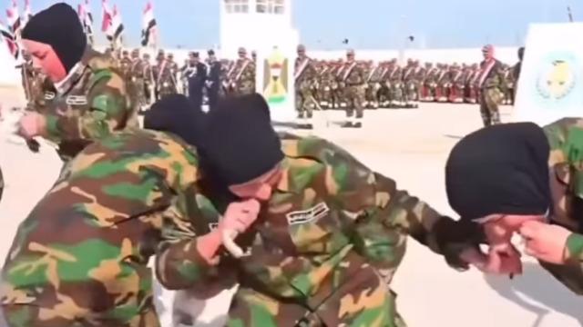 Irak ordusunda kadın askerler canlı canlı hayvan yedi! O anlar mide bulandırdı, aileleri gururla izledi
