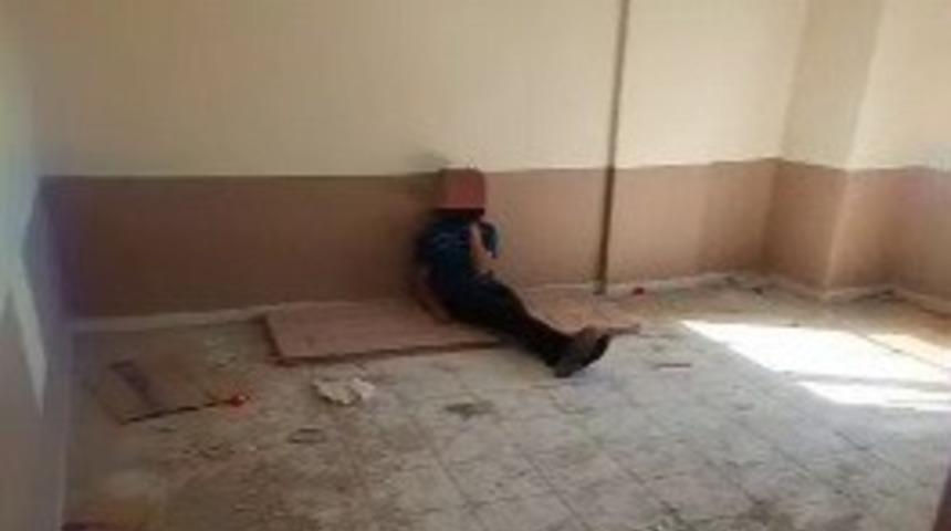 Madde bağımlılarının kullandığı bina kapatıldı