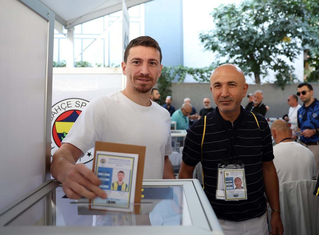 Fenerbahçe de başkanlık seçiminde oy kullanan Mert Hakan a sert sözler! Yorumcu Emre Bol,   Ali Koç’un ispiyoncusuydu   2