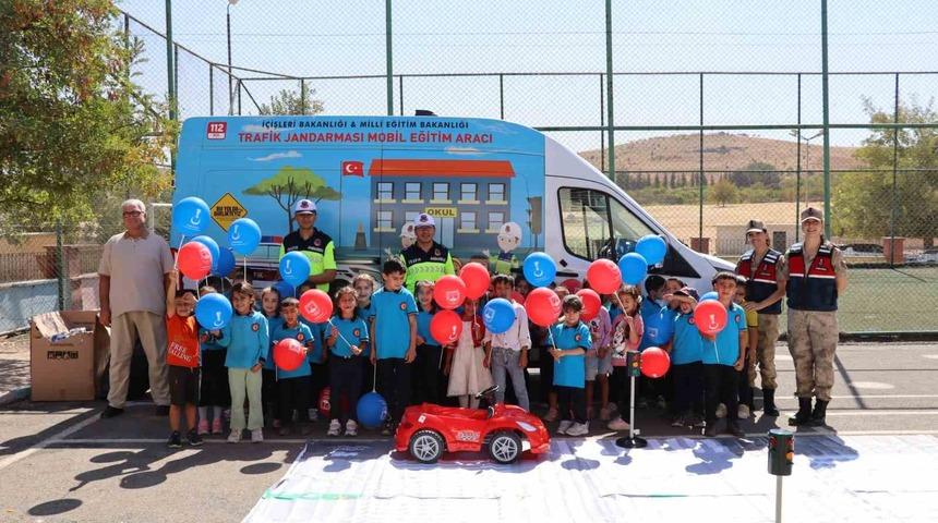 Jandarmadan 170 öğrenciye teorik ve pratik trafik eğitimi