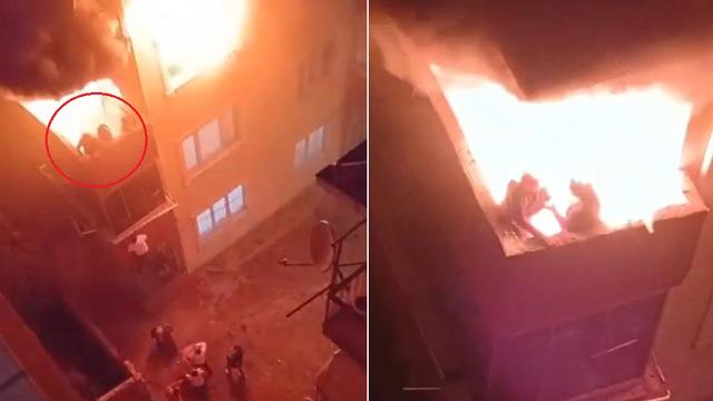 Bursa'daki yangın faciasından kahreden görüntüler! Balkona çıktılar ama alevlerden kurtulamadılar