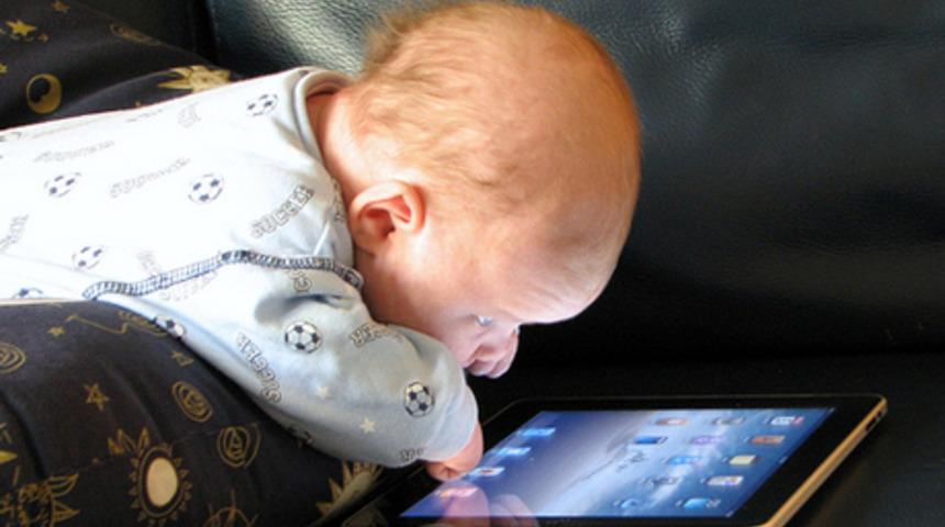 Hangi &ccedil;ocuklar daha &ccedil;ok tabletle oynuyor?