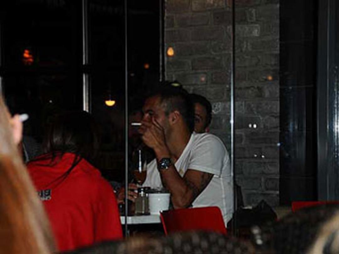 GS'li futbolcu sigara i&ccedil;erken yakalandı