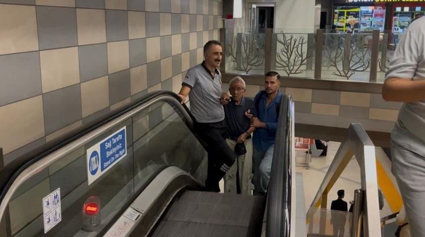 Çocukların çarptığı yaşlı adam metro raylarına düştü