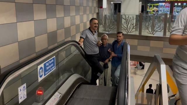 Çocukların çarptığı yaşlı adam metro raylarına düştü