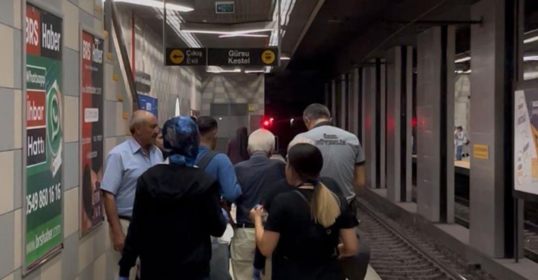 Çocukların çarptığı yaşlı adam metro raylarına düştü 2