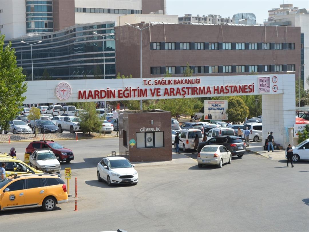 Yükleme sırasında iş makinesinden kayan taş yığını ile TIR’ın arasında sıkışan işçi öldü 1