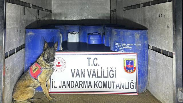 Van'da 3 bin 710 litre asetik asit anhidrit ile 50 kilo kostik soda ele geçirildi: 2 gözaltı