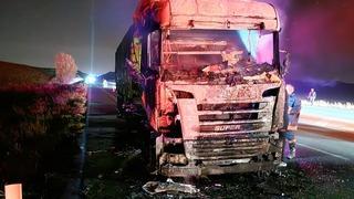 Seyir halindeyken alevlere teslim olan tır kullanılmaz hale geldi