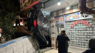 Fren yerine gaza basan sürücü lokantaya daldı