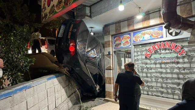 Fren yerine gaza basan sürücü lokantaya daldı