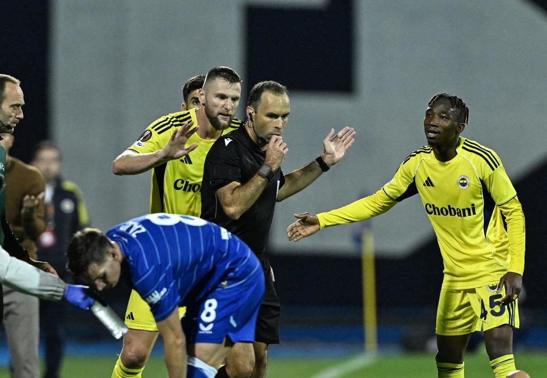 Fenerbahçe de teknik direktör Domenico Tedesco dan D.Zagreb maçı sonrası sert açıklamalar!   Her şeyi çalışamayız...   diyerek takımını eleştirdi! 4