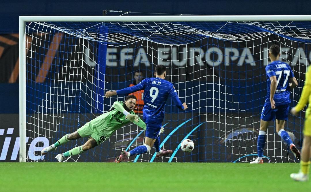 Fenerbahçe de Zagreb yenilgisi eleştirileri beraberinde getirdi! Ederson için bomba sözler kullanıldı...   Uğurcan Çakır’ı karşılaştırıyorlar...   2