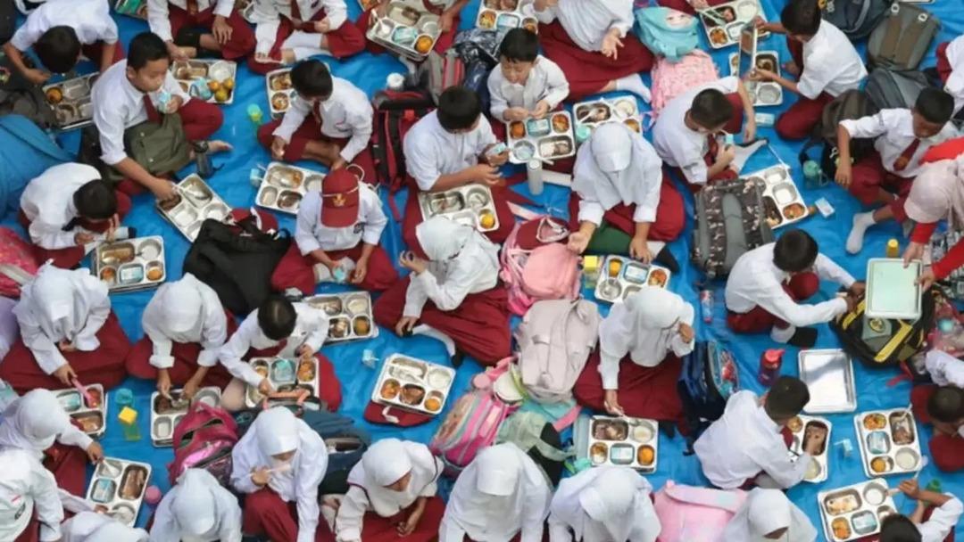 O ülkede yemek krizi! Yüzlerce öğrenci zehirlendi 2