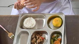 O ülkede yemek krizi! Yüzlerce öğrenci zehirlendi