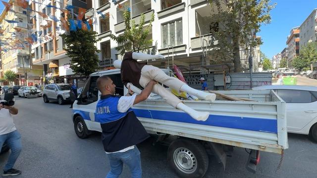 Avcılar'da kaldırıma motosiklet park eden sürücülere bin 406 lira ceza