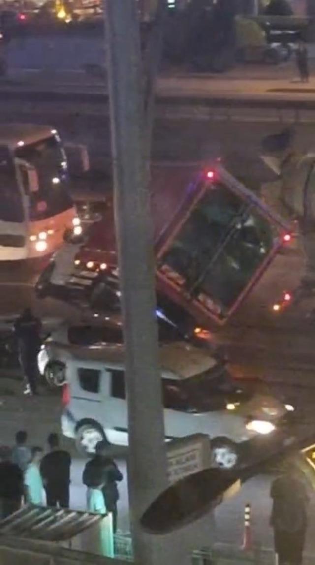 Kocaeli de otomobil ve kamyonet çarpıştı! 3 Yaralı 1