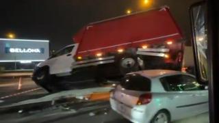 Kocaeli'de otomobil ve kamyonet çarpıştı! 3 Yaralı