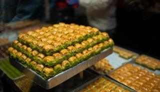 Ünlü baklavacıdan boya, o markanın çikolatasında ilaç!