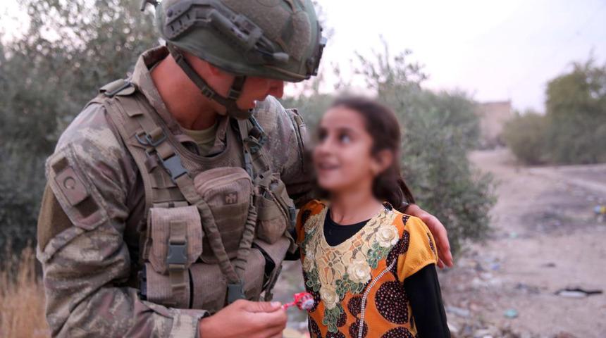 Çocuklara su veren askerlere soruşturma iddiası... MSB'den açıklama: "Algı oluşturma çabasının ürünüdür"