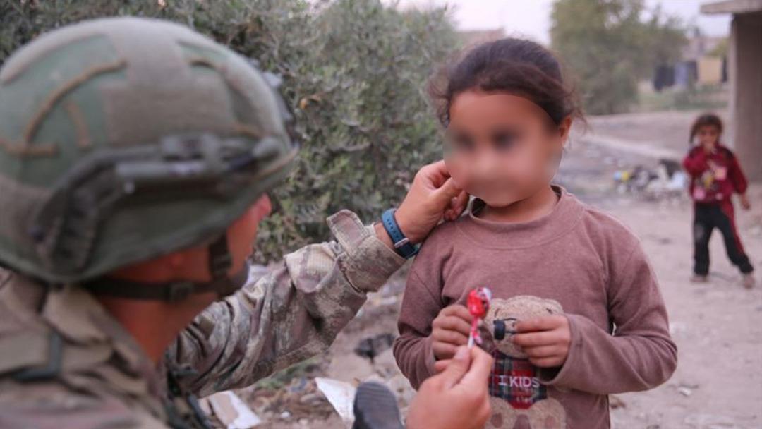 Çocuklara su veren askerlere soruşturma iddiası... MSB den açıklama: "Algı oluşturma çabasının ürünüdür" 1