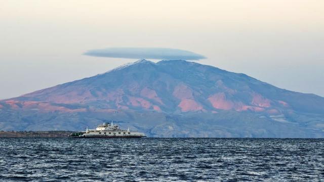 Süphan Dağı’nın zirvesinde ‘mercek bulutu’ görsel şölen oluşturdu