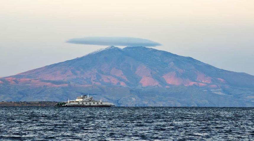 Süphan Dağı’nın zirvesinde ‘mercek bulutu’ görsel şölen oluşturdu
