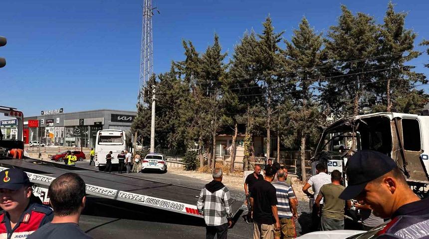 Muğla'da feci kaza: Yolcu otobüsü ve vidanjör çarpıştı