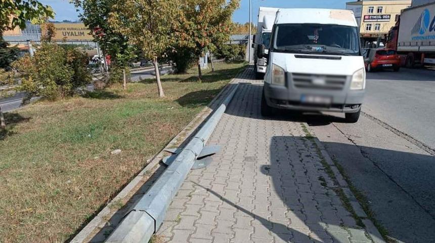 Minibüs, yıkılan direkten santimlerle kurtuldu