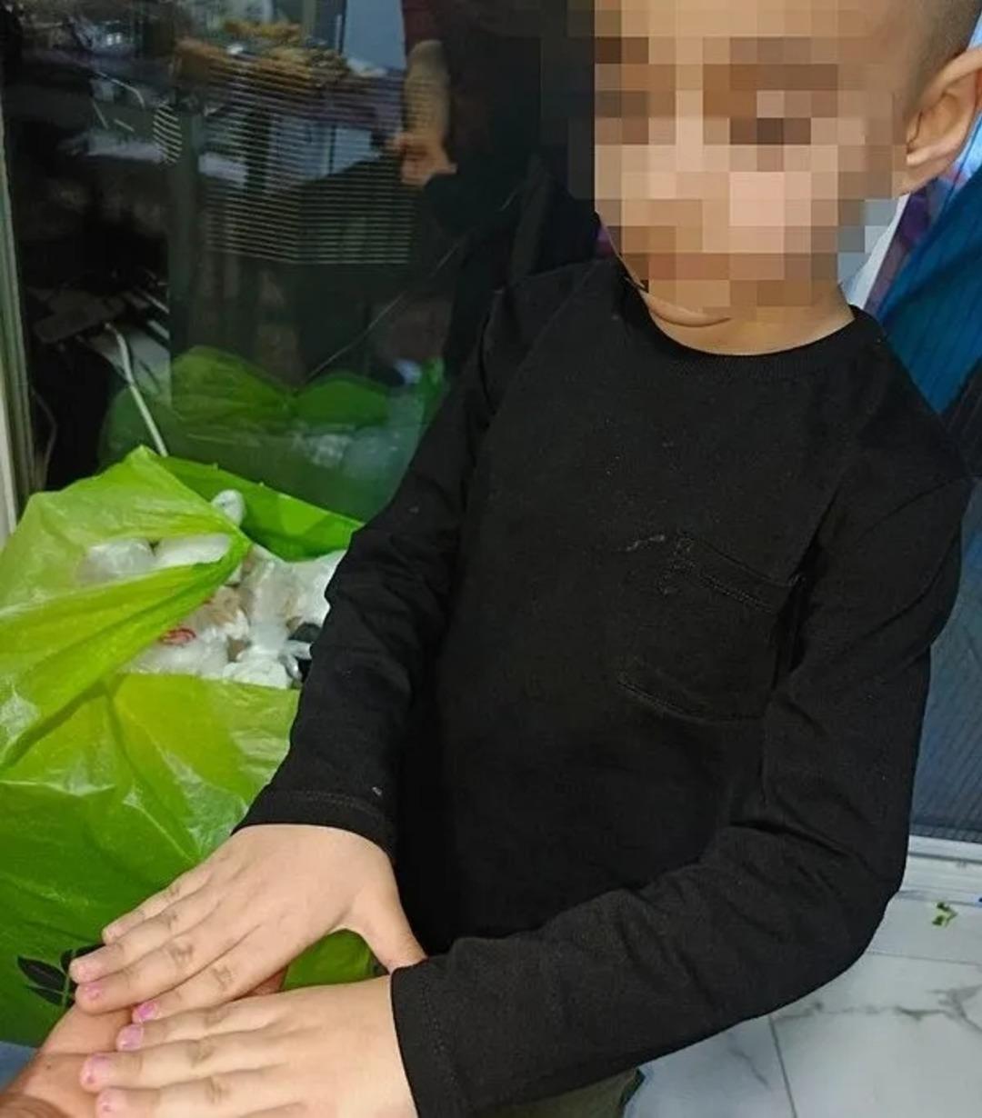 TikTok ta skandal! 6 yaşındaki oğlunu para için dans ettirdi! Baba isyan etti: "Dansöz gibi oynatıyor" 4