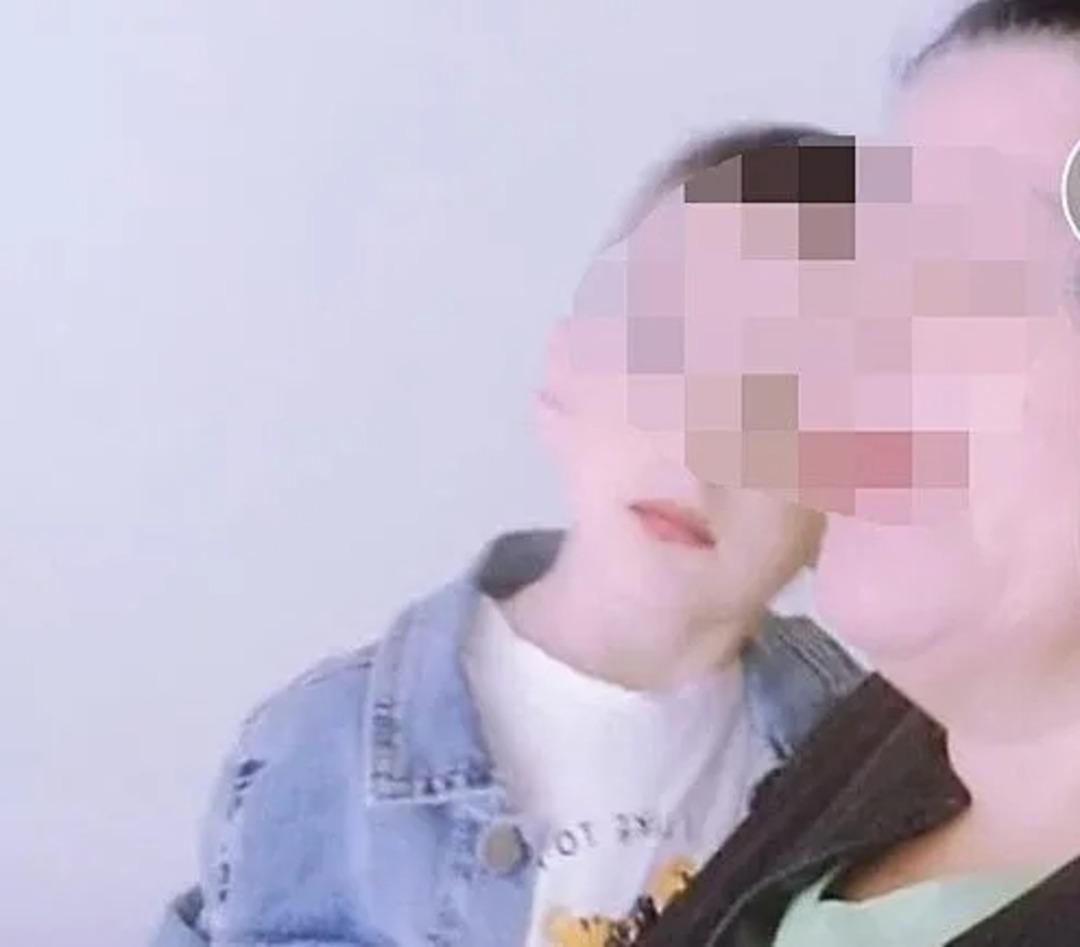 TikTok ta skandal! 6 yaşındaki oğlunu para için dans ettirdi! Baba isyan etti: "Dansöz gibi oynatıyor" 1